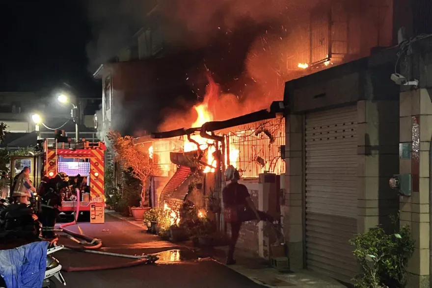 快訊/台南凌晨民宅大火1住戶跳樓逃生骨折　消防員身體不適送醫