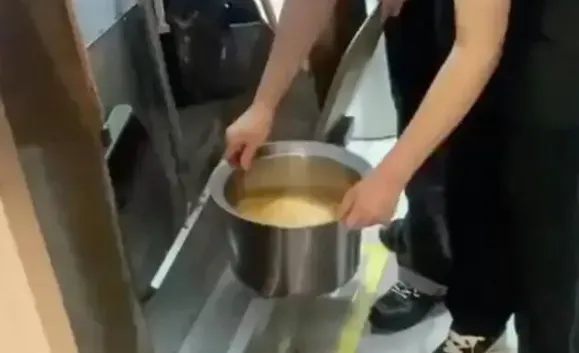 餐廳疑用「自來水泡柳橙汁」　遭人爆料後發文道歉：已免職店長