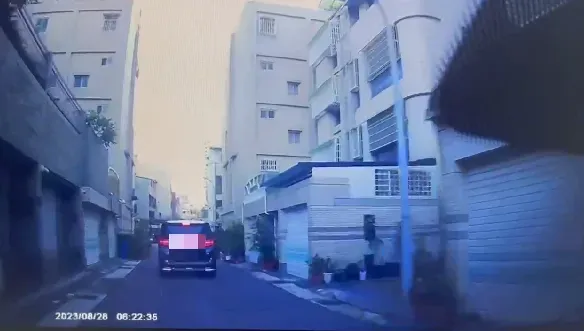 影/違停被喊停…下秒油門催落暴衝！警不追了：直接開他罰單　追捕畫面曝