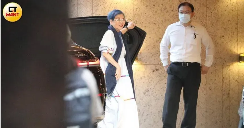 張小燕慶生禮物收好收滿！黃子佼缺席壽宴「持續神隱」…羅志祥單身赴約頂位