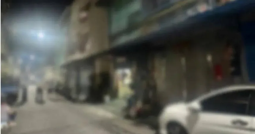 鳳山民宅驚傳雙屍命案！2男倒臥客廳　母伴屍竟不知：以為他們喝醉