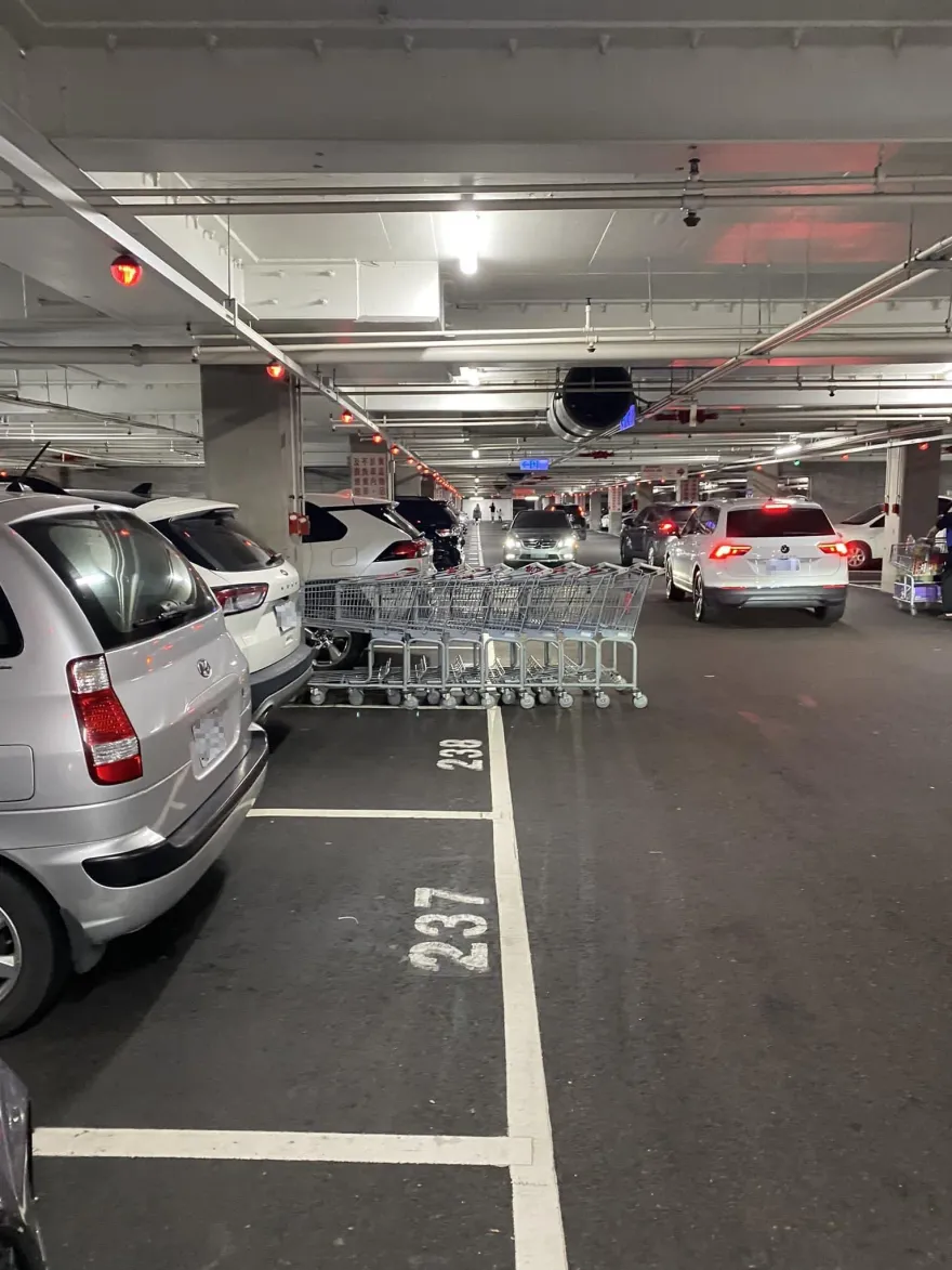好市多亂象+1！中和店手推車整排佔車道　網嘆：教育失敗