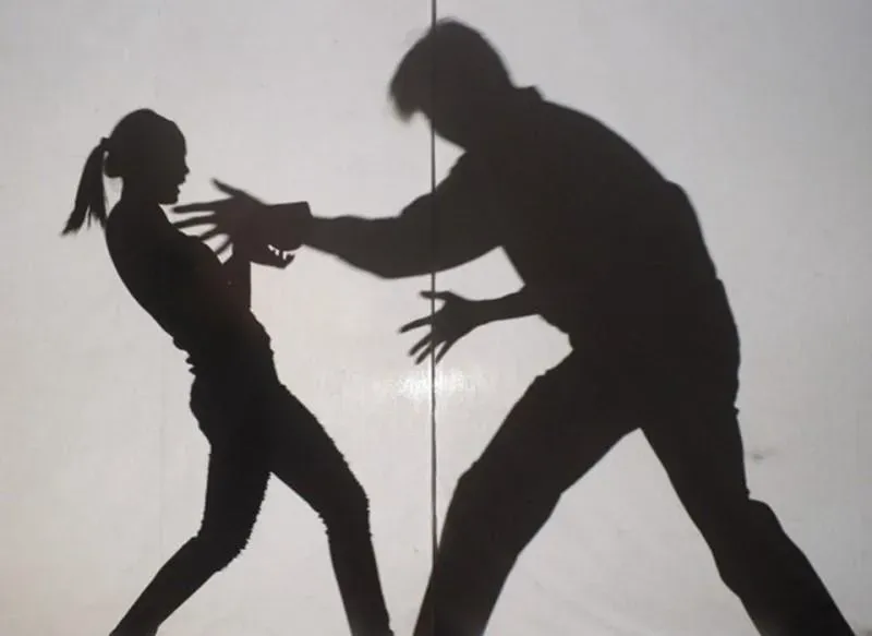 帳號偽裝「女同學」誘加社群追蹤！　狼師威脅女生拍猥褻照遭起訴