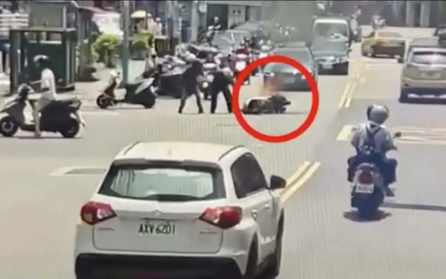 影/驚險影片曝！新北老伯騎機車不支倒地　辛苦爬起牽機車下秒變火球