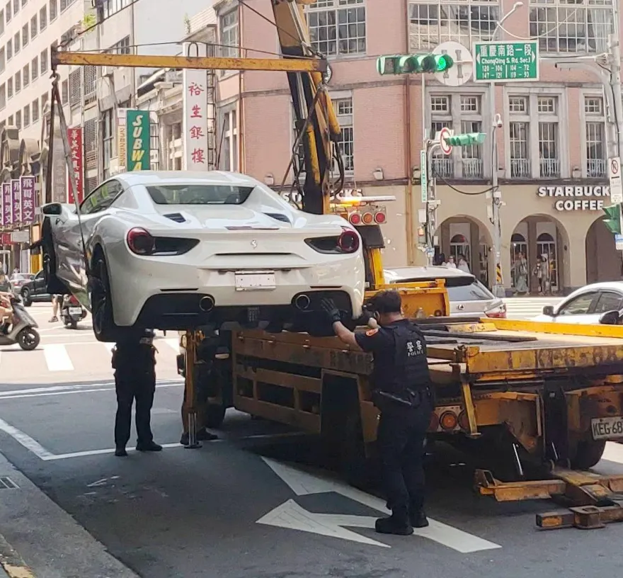 影/北市中正區遭註銷車牌「法拉利」霸停紅線　警帥氣整輛拖走