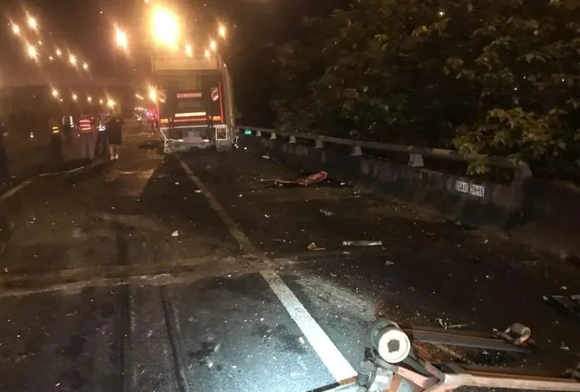 鬼月夜半國道詭死！貨車自撞護欄駕駛下車看　聯結車追撞夾斃