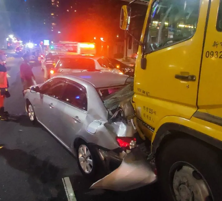 快訊/新北淡水5車連環撞！水泥車疑恍神失控追尾　1人送醫