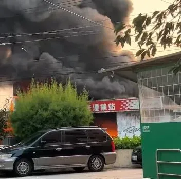 快訊/台中汽修廠祝融　猛烈火舌吞噬鐵皮屋、黑煙竄天際