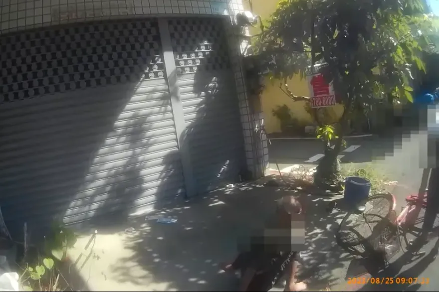 影/屏東72歲拾荒翁天天醉！有家不回「馬路當床睡」　警聯絡兒子帶人