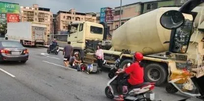 悚！土城機車對撞水泥車　婦下半身捲入車底、右小腿輾斷
