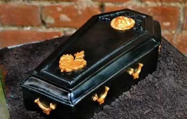 衰小！朋友慶生送「棺材蛋糕」　壽星母怒賞無辜女友巴掌斬情緣