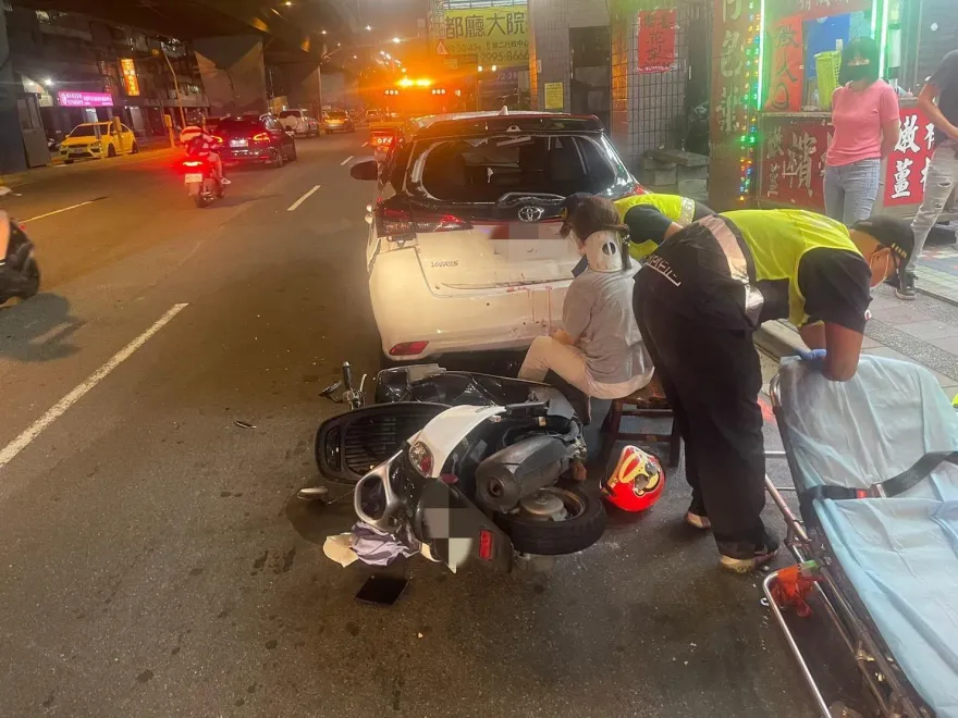 影/新北三重違停仔害後方正妹追撞　整個人前空翻「飛插」車內