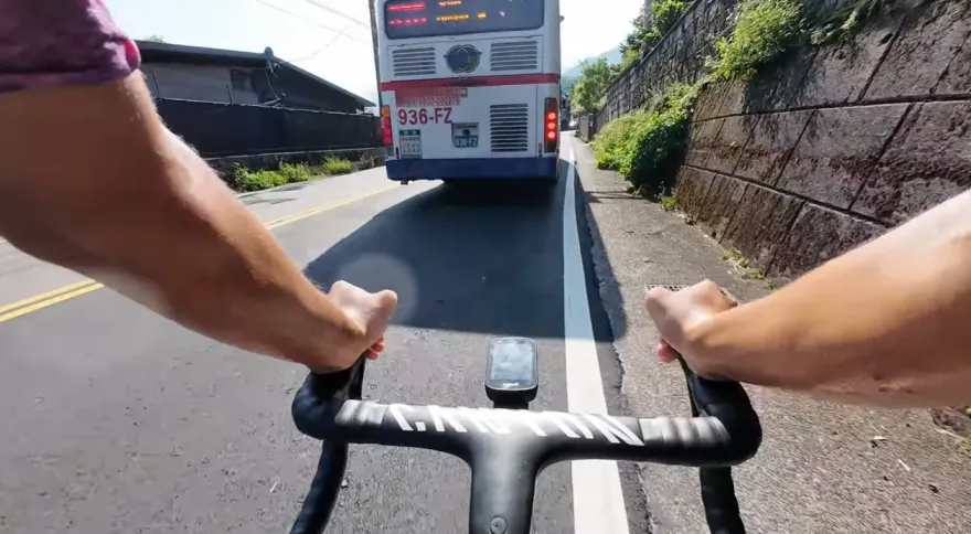 影/淡水客運逼單車廣播嗆：死爸媽　司機遭記大過！身份起底是慣犯