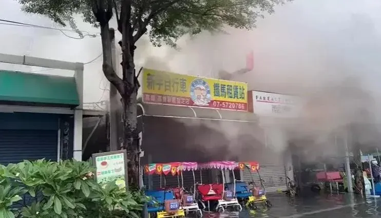 快訊/腳下踩水、頭上冒煙！高雄旗津「淹水持續」又爆火警　現場畫面曝