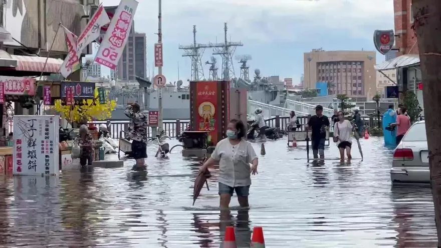 影/高雄旗津「大潮」水淹小腿肚！攤商叫苦連天　民眾涉水通行