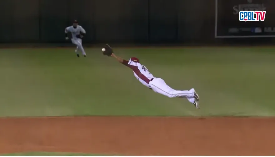 影/大聯盟級守備太犯規！林子偉美技沒收林智勝安打　讓他當場傻住