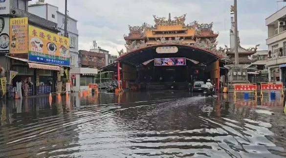 影/年度大潮「海水倒灌」！屏東東隆宮路面淹水　居民嘆：水閘門也擋不了
