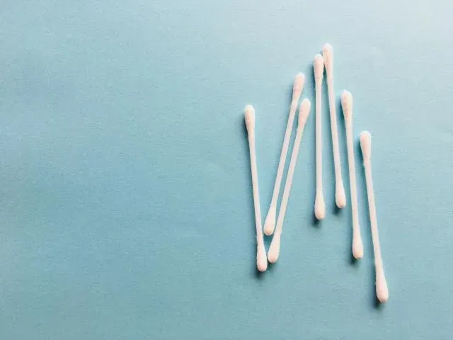 別再自己亂挖耳朵！他掏破耳朵「狂流臭液」慘了　聽力下降30分貝