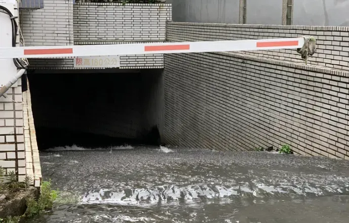 影/台南安平「河水倒灌」！水淹半個輪胎高　地下停車場慘變集水區