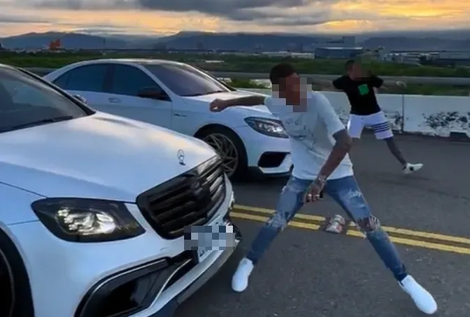 影/「橋是阿公留給我的」橋上併排逆向競速！賓士猴PO網炫耀遭砲轟