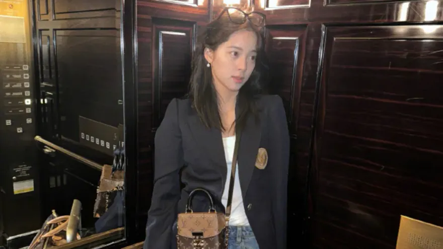 歐陽娜娜還沒畢業！返美開學「30萬精品行頭」曝光　網酸：擺拍式上大學