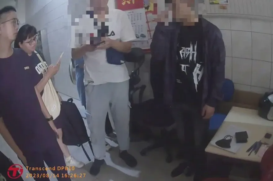 影/竹北警2周瓦解2詐騙！祭200萬假鈔餌釣出車手　再臨櫃攔阻阿嬤匯50萬