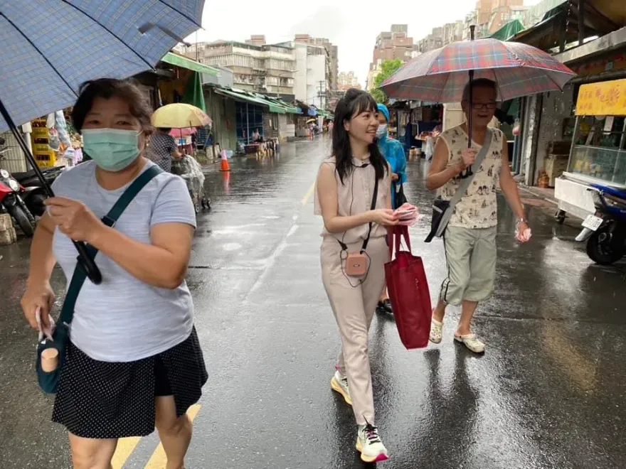 高嘉瑜溼身照流出！　手機跟著淋雨網友心疼「別感冒了」
