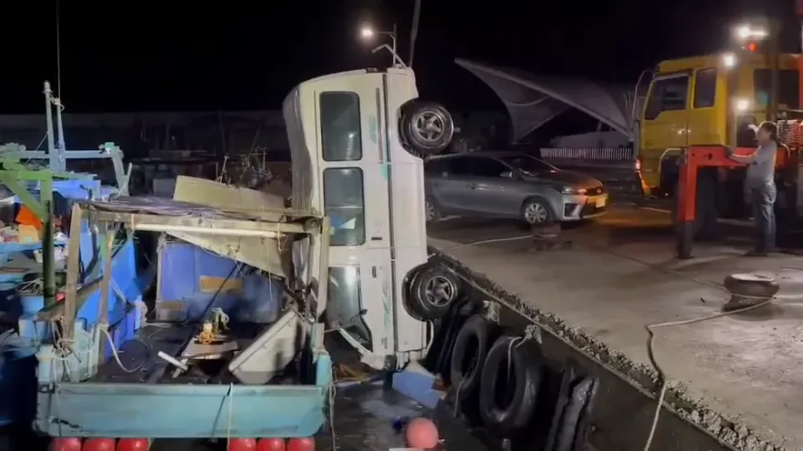 影/人車墜海「立起來」！台東富岡漁港驚魂記　膠筏「護體」駕駛光速逃