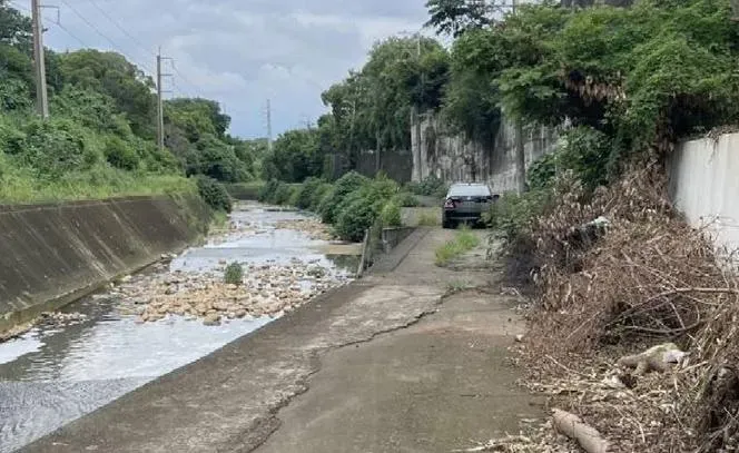 影/鬼遮眼？導航帶她抄近路　婦人卡排水溝小路報警求救