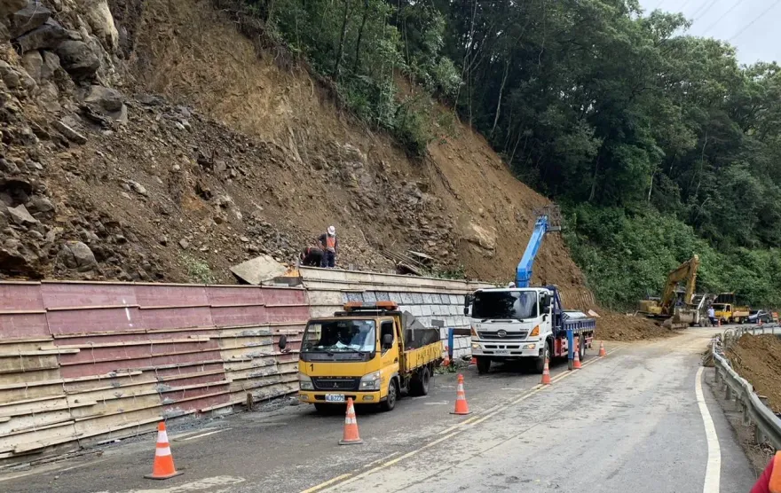 快訊/北宜公路49.5K山壁落石坍方　土石持續滑落單線雙向通行