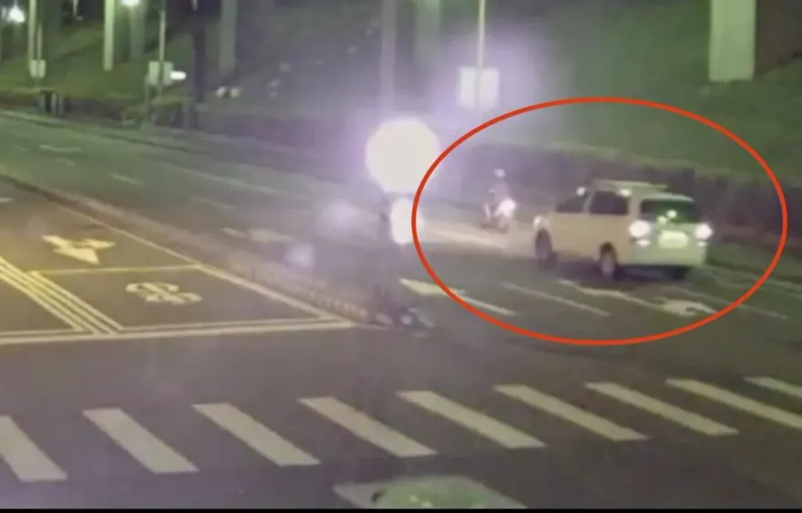 影/畫面曝光！不滿女友前任騷擾糾纏　現任男友開車撞倒他再亂棍狂毆