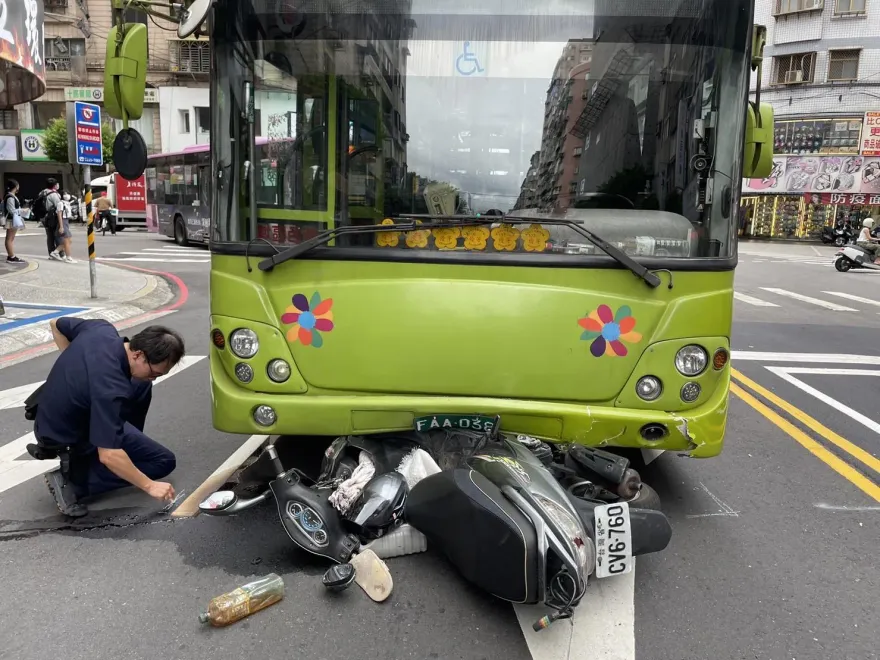 快訊/疑兩輪闖紅燈挨撞！新北永和公車撞機車！騎士「連人帶車」卡車底