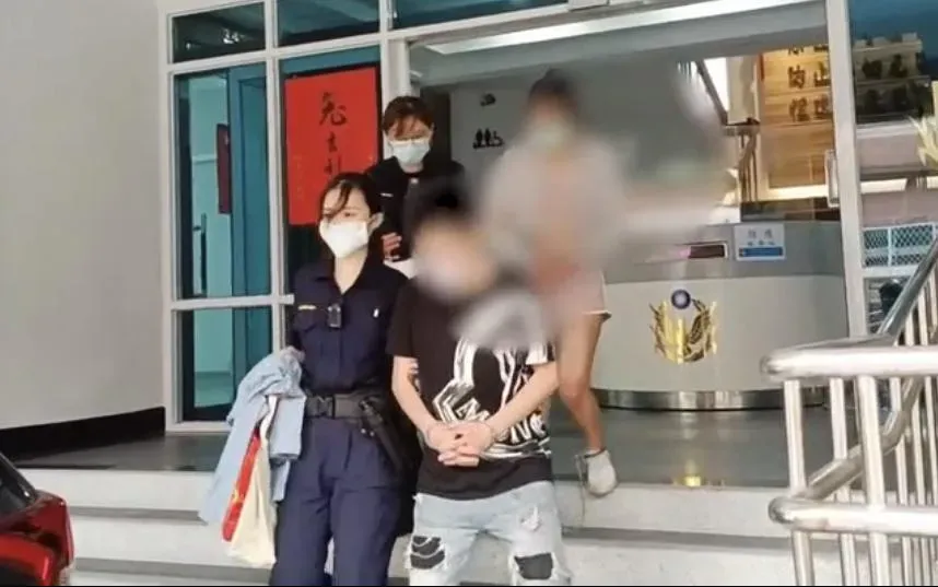 影/2女身揹10條通緝帶草蓆逃亡　聯手偷娃娃機零錢遭圍捕歸案