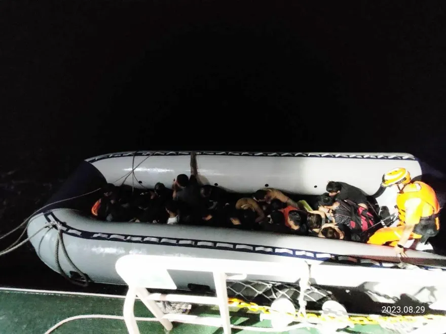 影/「異常航跡」抓到22人坐桶仔！屏東颱風天越南偷渡客搶灘失敗