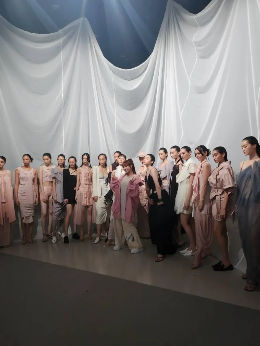 獨/躍上國際舞台！林襄為精品名模換裝喬奶　害羞後台曝光