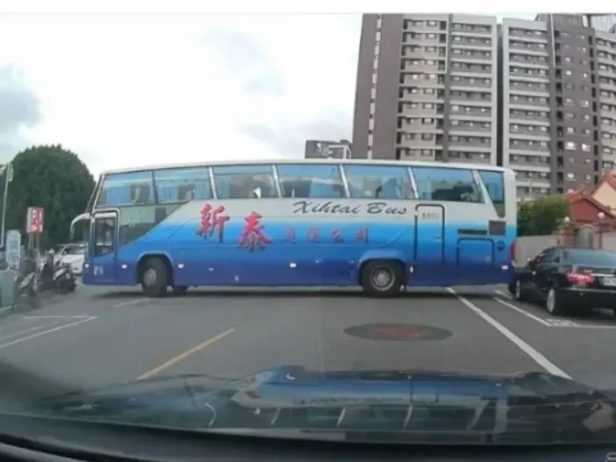 碰碰車？遊覽車反覆「前進又倒退」　路邊賓士和2機車慘被撞