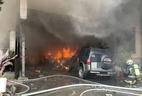 快訊/桃園龜山汽修廠大火！黑煙狂竄國道1畫面曝　緊急出動30輛消防車搶救