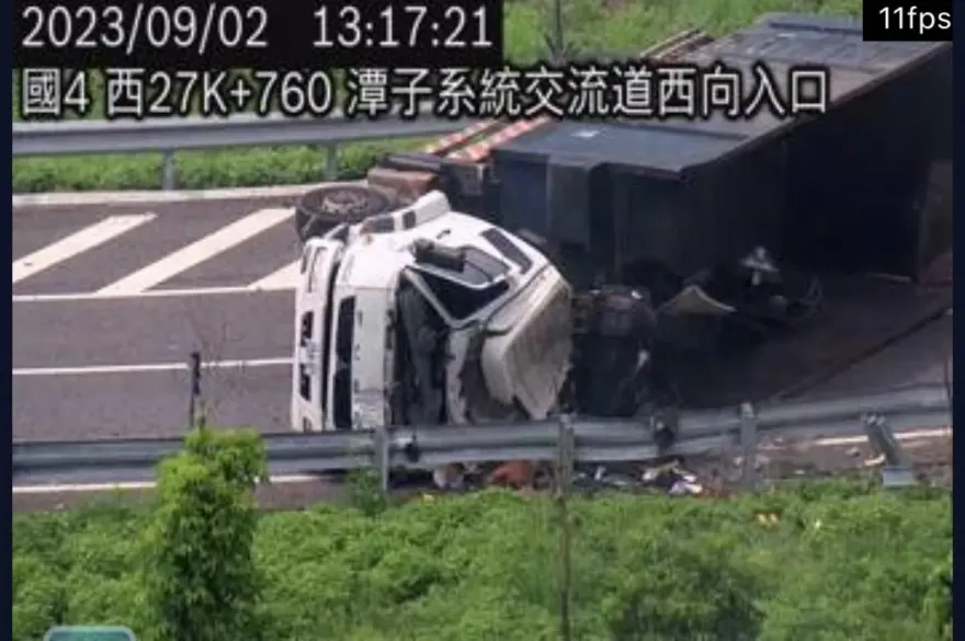 快訊/國道4號28km大貨車翻覆！駕駛無生命跡象　副駕駛卡車內急救