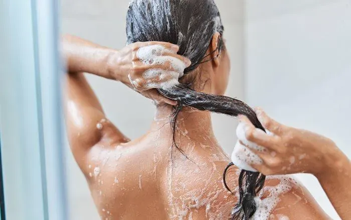 頭皮「脂漏性皮膚炎」恐造成落髮！皮膚科醫：忍住「抓頭」以免破壞生長