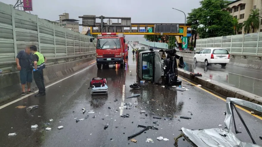 快訊/新北板橋貨車相撞！1駕駛慘受困側翻駕駛座　疑天雨路滑釀禍
