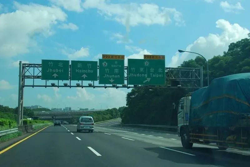 國3竹南段下雪了？前車亂丟棉絮狂黏擋風玻璃　國道警回應了