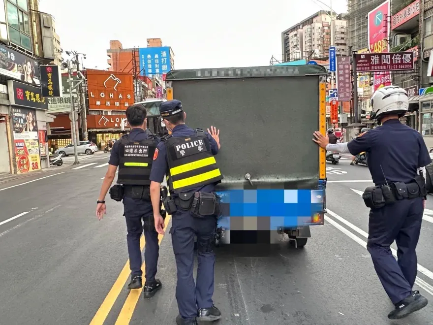 揪感心！貨車「刁」路中央發不動　暖警協同義交「推呀推」