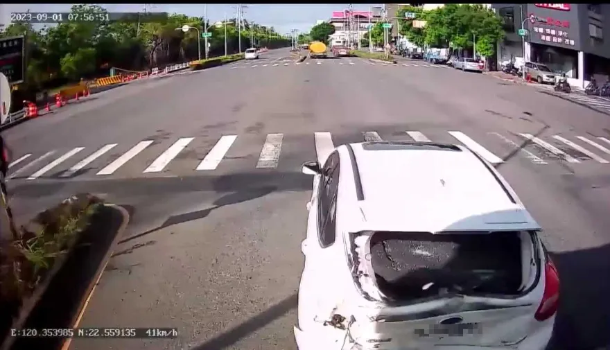 大車前急煞停紅燈！她遭追撞「車尾全凹」　網：鬼切小白救了貨車