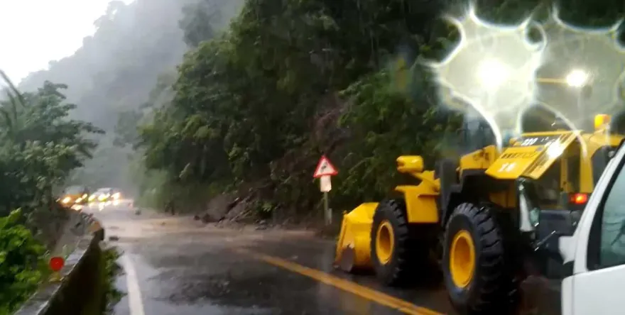 海葵颱風/宜蘭大同鄉間歇強降雨！台7甲線10.3K落石　清水地熱樹塌跳電
