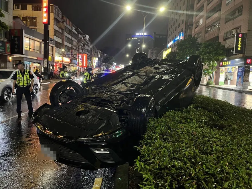 影/颱風夜汐止翻車事故！整輛翻到分隔島上2人傷