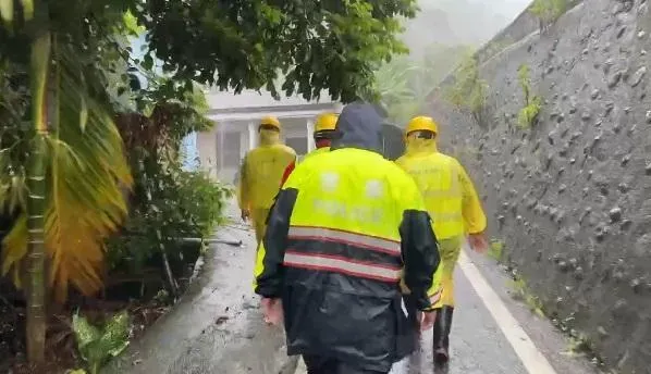 海葵颱風/下午觸陸雨彈襲！花蓮憂土石流釀災協助撤村　台23線清倒樹畫面曝光