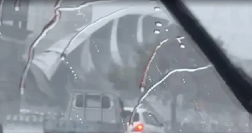 海葵颱風/花蓮火車站前「停車場篷架掀半空」　台東台北鐵路停駛