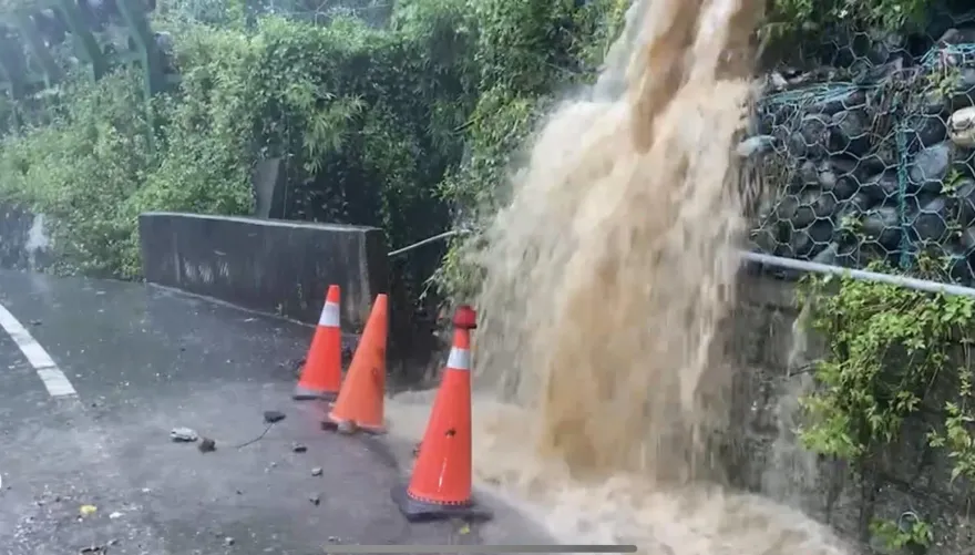 海葵颱風/災情瀑布片！花蓮卓溪立山村部落驚現泥流狂瀉