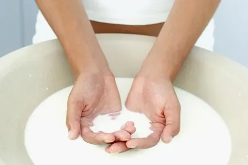 牛奶洗臉能美白？勿聽偏方 皮膚醫師教你4招保養祕訣