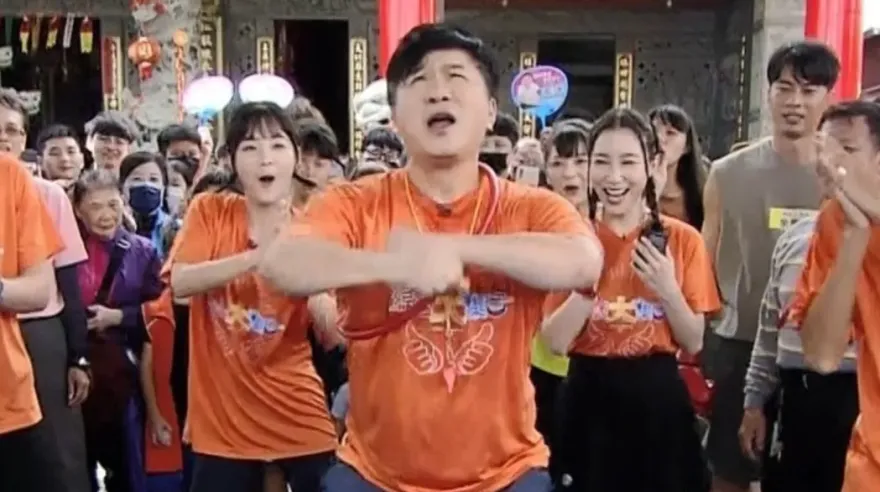 64歲胡瓜玩遊戲遭「1物直接砸頭」！敬業濕身畫面曝光